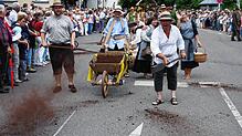(Archivbild) Der historische Festumzug beim Eierlesefest steht unter dem Motto &bdquo;Dettingen-Wallhausen im Wandel der ...