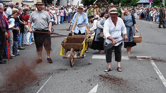 (Archivbild) Der historische Festumzug beim Eierlesefest steht unter dem Motto &bdquo;Dettingen-Wallhausen im Wandel der ...