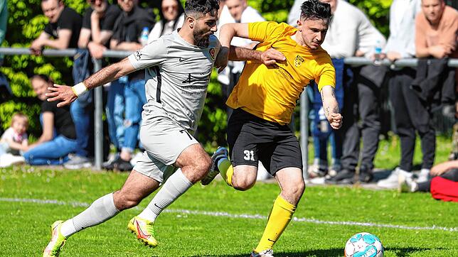 Hier noch Gegner, bald Teamkollegen beim Türkischen SV Singen: Alessandro Fiore Tapia (rechts) und Veysel Kayantas.
