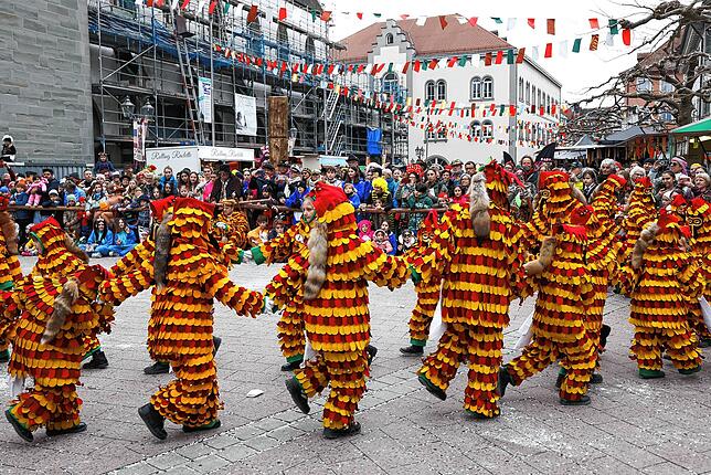 Bild 2: Narrenbaumstellen auf dem Radolfzeller Marktplatz