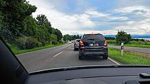 Schon weit vor Hagnau staut sich der Verkehr auch mittags gegen 14 Uhr, außerhalb der üblichen Stoßzeiten zum Berufsverkehr. Die ...