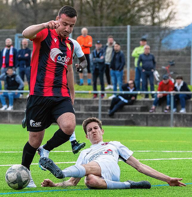 Verstärkung: Arianit Tasholli (links) kommt vom Landesligisten FSV Rheinfelden und soll beim SV Herten die Offensive beleben.