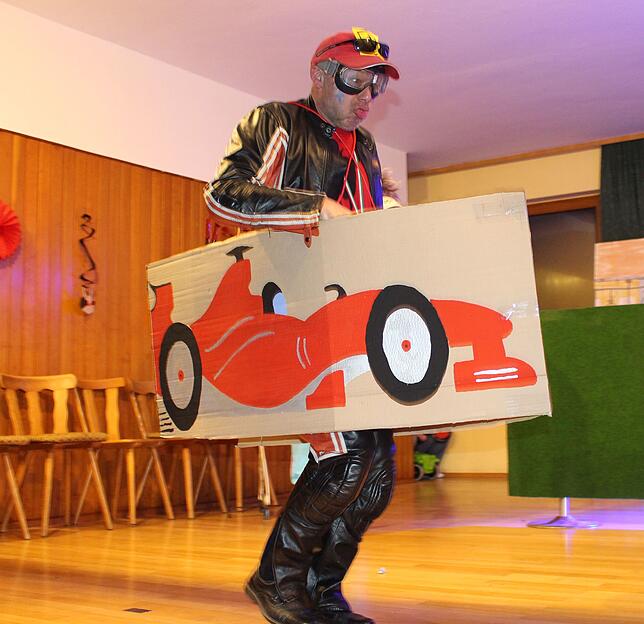 Flitzt beim Car-a-Oke des Fanfarenzugs Großstadelhofen über die Bühne: Manne Raff als heißer Ferrari.