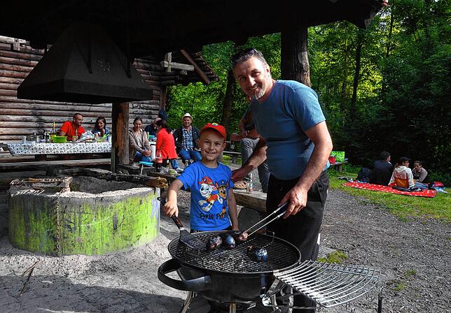 An der Grillhütte Schweppenen sind Nicolae Pirvu und Luca beschäftigt.