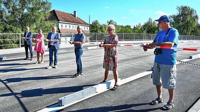 Schnitt für die Wiedereröffnung der Brücke an der Konstanter Straße (von links): Uwe Negraßus, Fachbereichsleiter Tiefbau und ...