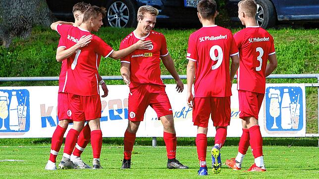 Dreifachtorschütze Marcel Kille (Mitte) vom SC Pfullendorf II freut sich mit seinen Teamkollegen über seinen zweiten Treffer gegen die ...
