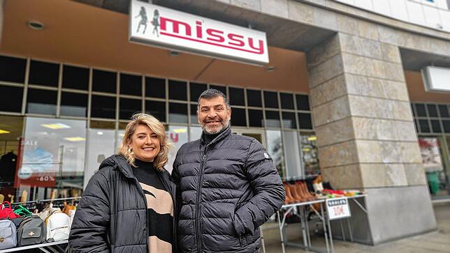 Ela (links) und Ata Kuslu betreiben den Laden Missy in Friedrichshafen. Der befindet sich im Gebäude von Edeka Bauer am Romanshorner Platz.