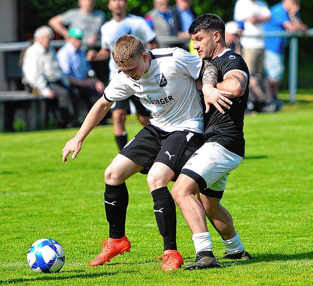 Fabian Klausmann schirmt den Ball gegen Marco Effinger (rechts) ab.