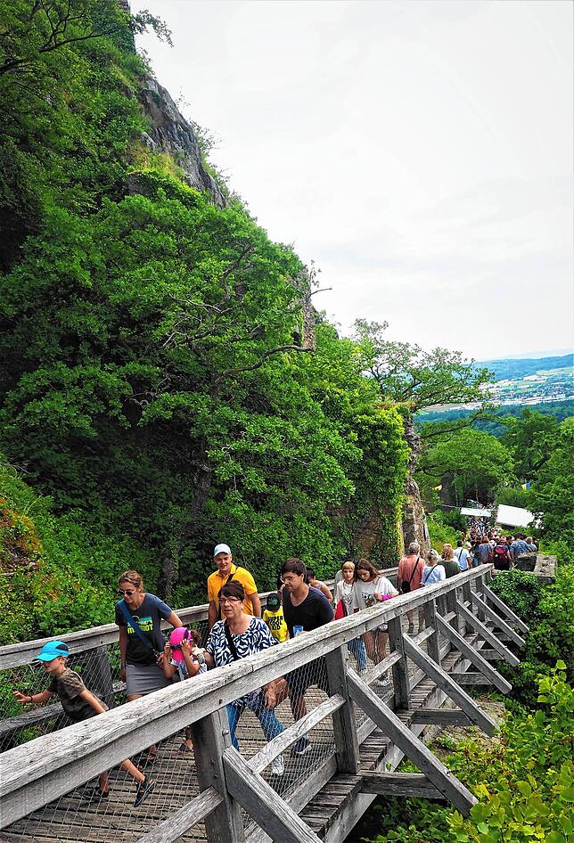 Bild 11: Viele tausend Besucher feiern auf der Burg Hohentwiel