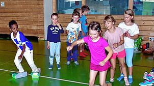 Viel Spaß hatten die Kinder bei einem Staffellauf mit Kartons an den Füßen. Auch die weiteren Wettbewerbe machten ihnen Freude. Bild: ...