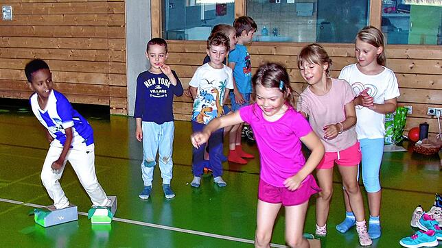 Viel Spaß hatten die Kinder bei einem Staffellauf mit Kartons an den Füßen. Auch die weiteren Wettbewerbe machten ihnen Freude. Bild: ...