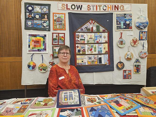 Renate Chudziak ist fingerfertig im Umgang mit der Nadel: Sie hat sich selbst das „Slow stitching“ beigebracht.