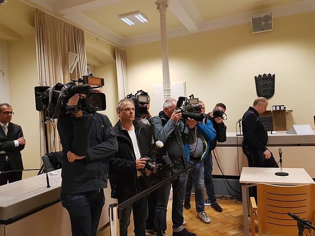 Pressevertreter vor Prozessbeginn im Gerichtssaal des Landgerichts Ravensburg.