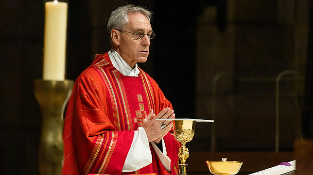 Erzbischof Georg Gänswein betet im Mai während der Eucharistiefeier im Freiburger Münster &ndash; dieses Bild wird es künftig häufiger ...