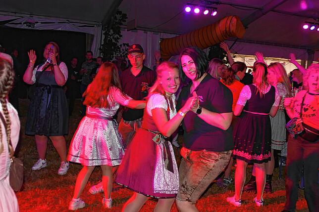 Bild 10: Was für eine Fete! Musikkapelle Mundelfingen versetzt das Publikum zum Jubiläumsstart in Feierlaune