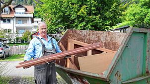 Die Sipplinger packen ehrenamtlich bei Abrissarbeiten an der Innenausstattung der Turn- und Festhalle mit an. Hier ist Clemens Beirer im ...