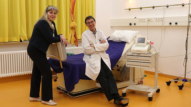 Bärbel Weinert ist die neue leitende Hebamme im Hegau-Bodensee-Klinikum in Singen und hat mit Unterstützung von Wolfram Lucke, Chefarzt ...