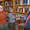 Der Ansturm auf den Bücherflohmarkt kommt zu spät. ein letztes Mal öffnen die ehrenamtlichen Mitarbeiterinnen Luzia Bolli (von links), ...