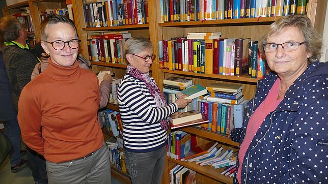 Der Ansturm auf den Bücherflohmarkt kommt zu spät. ein letztes Mal öffnen die ehrenamtlichen Mitarbeiterinnen Luzia Bolli (von links), ...