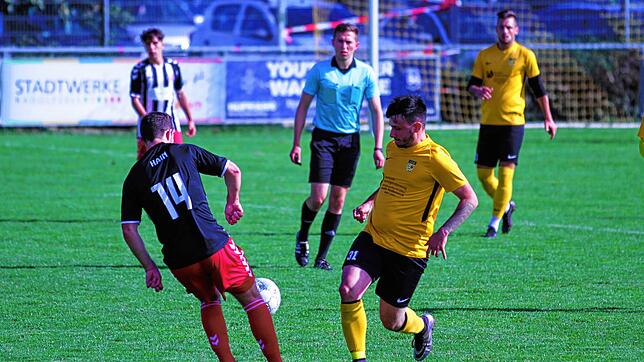 Nach der knappen Niederlage gegen den FC Öhningen-Gaienhofen (gelbe Trikots) ist der SC Konstanz-Wollmatingen (schwarz-rote Trikots) ...