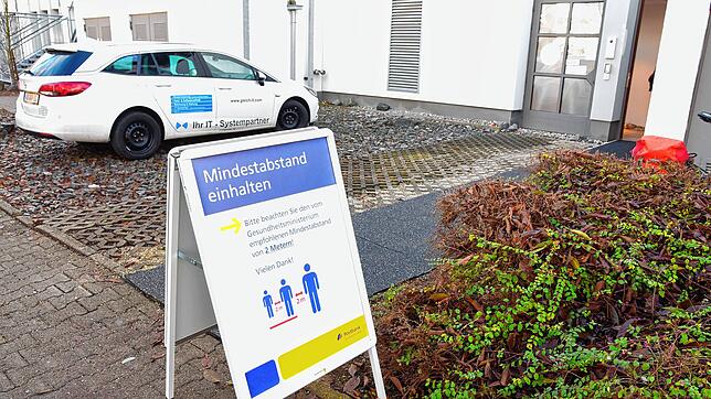 Anders als im Frühjahr, bleibt die Postifiliale im Modepark Röther geöffnet. Der Eingang befindet sich in der St. Nepomuk-Straße. Ein ...