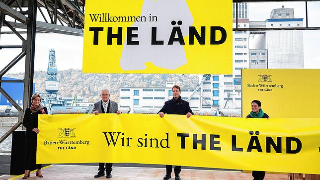 Nicole Hoffmeister-Kraut (CDU), Wirtschaftsministerin von Baden-Württemberg (von links) Winfried Kretschmann (Bündnis 90/Die Grünen), ...