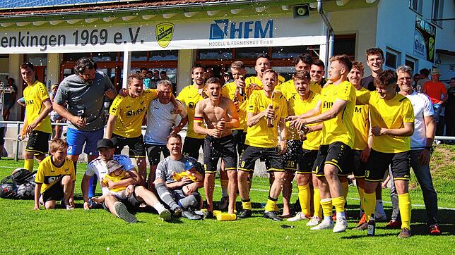 Der SV Denkingen jubelt nach dem 5:4-Erfolg gegen den FC Überlingen.