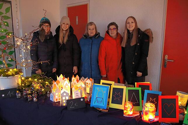 Am Stand der Ramsbergschule verkaufen Christine Schmieder, Valentina Gasser, Uta Hall, Maria Baader und Jacqueline Joos die ...