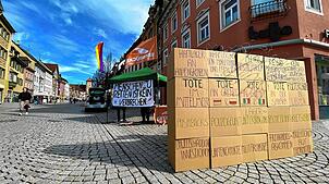 Die Initiative Seebrücke mit einer Aktion im vergangenen Jahr. Die Ortsgruppe meldet sich nun in einer Stellungnahme, in der sie scharfe ...