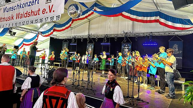 Das Jugendorchester Waldshut nach dem Umzug auf der Bühne im neuen Festzelt.