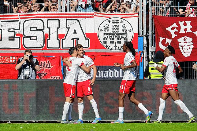 Freiburgs Lucas Höler (2vl) bejubelt sein Tor zum 1:2 mit Freiburgs Vincenzo Grifo (l) und den Teamgefährten.