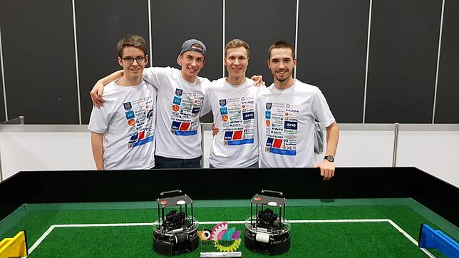 Sie sind Weltmeister! Das Team &bdquo;L.o.C. Robotics&ldquo; der Roboter-AG am Gymnasium des Bildungszentrums (von links): Florian ...