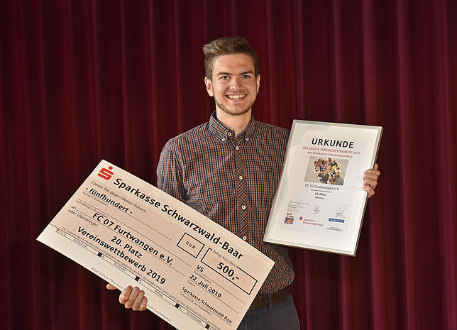 Mickey Kälz vom FC07 Furtwangen freut sich über 500 Euro, die in das Projekt „Neuer Verkaufswagen“ fließen.