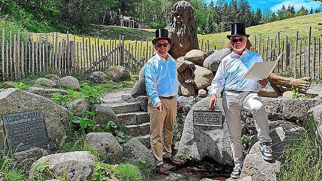 Roland Wehrle (rechts) und Christof Winker am Donauursprung unweit der Martinskapelle. In Gedichtform betonen die beiden Furtwanger, ...