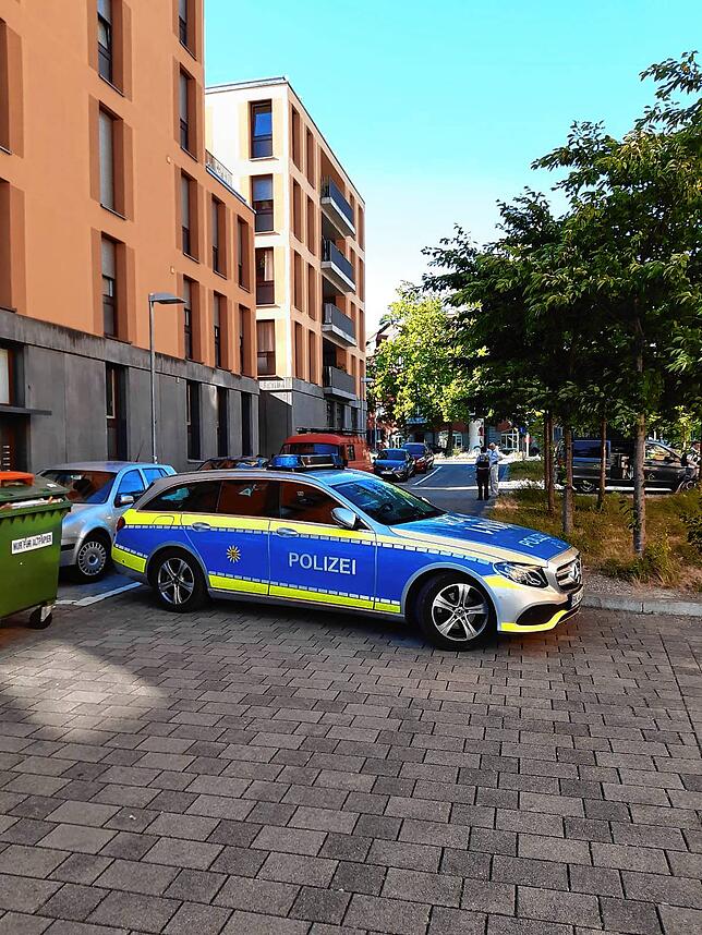 Die Polizei hat den Fundort des Mannes in der Otto-Adam-Straße nahe dem Seerhein abgesucht.