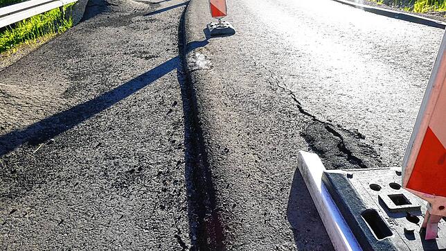 Die Schäden auf der L 170 Richtung Schattenmühle weiten sich aus. Die Straße ist ab 17. Juni bis Ende des Jahres voll gesperrt. Die ...
