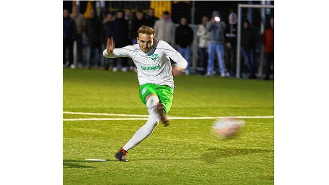 Der Moment der Entscheidung: Jonas Schwer verwandelt den 20. Elfmeter im Elfmeterschießen und sicherte damit der DJK Donaueschingen den ...