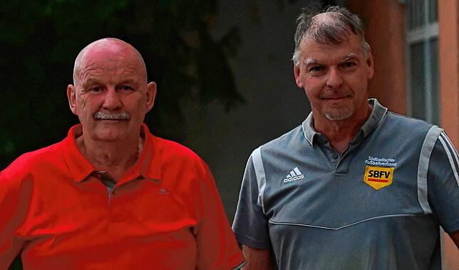 Routiniers: Hanspeter Dargatz (links) vom FC Hausen ist seit 45 Jahren bei den Schiedsrichter aktiv, Bernhard Scherer vom SV Eschbach ...