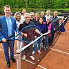 Oberbürgermeister Simon Gröger (links) feierte mit den Mitgliedern die Übergabe der neuen Tennisplätze. Im Bild: Silvia Kraus (von ...