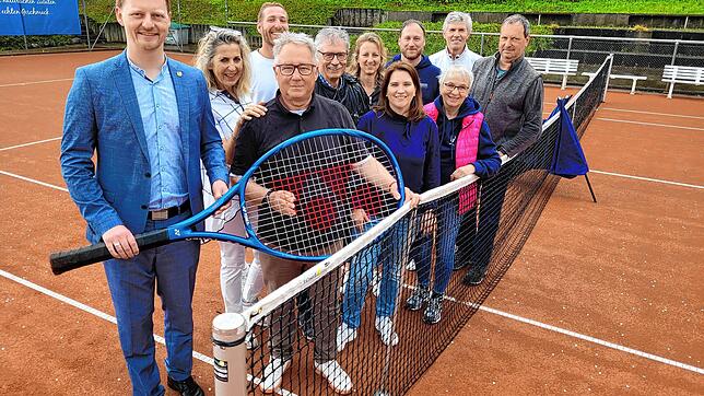 Oberbürgermeister Simon Gröger (links) feierte mit den Mitgliedern die Übergabe der neuen Tennisplätze. Im Bild: Silvia Kraus (von ...