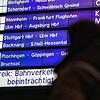 Eine Anzeigetafel informiert am 16. November auf dem Hauptbahnhof in Stuttgart über die Beeinträchtigungen.