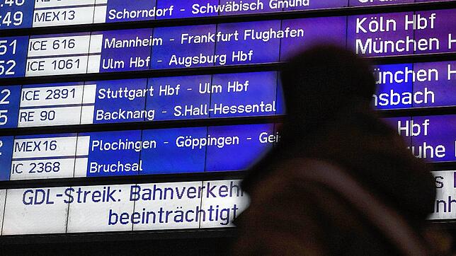 Eine Anzeigetafel informiert am 16. November auf dem Hauptbahnhof in Stuttgart über die Beeinträchtigungen.