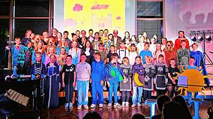 Alle 43 Schüler der Klassen 5a und 5b sowie fast zehn Helfer der Mittelstufe führen zweimal eine abendfüllende Bearbeitung von Mozarts ...