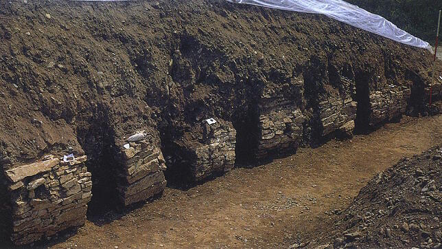 Die ausgegrabene Pfostenschlitzmauer des Keltenwalls im Jahr 1975.