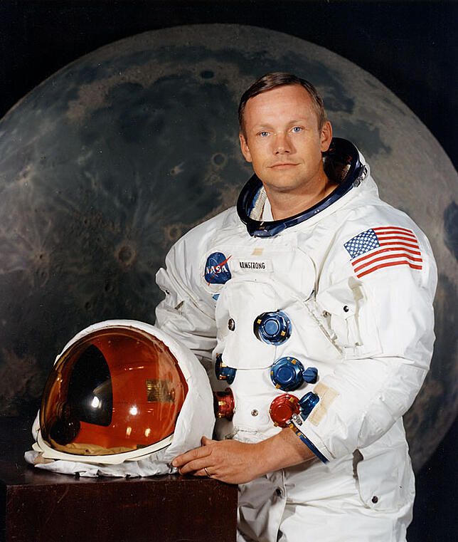 Neil Armstrong war 38 Jahre alt, als er als erster Mensch den Mond betrat. Hier trägt er seinen Raumanzug und den Helm, der ...
