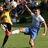 Tolles Tor: Mit einem schönen Schlenzer bringt Benjamin Weiler (links) den SV Nöggenschwiel mit 2:1 in Führung. Der Brenneter Silvio ...