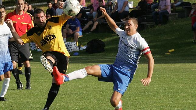 Tolles Tor: Mit einem schönen Schlenzer bringt Benjamin Weiler (links) den SV Nöggenschwiel mit 2:1 in Führung. Der Brenneter Silvio ...