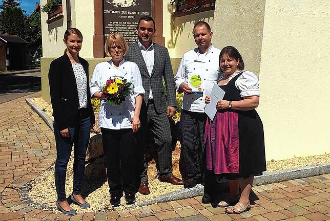Nadine Götz (links) und Bürgermeister Markus Keller (Dritter von links) gratulieren Cornelia und Karl Wiggert sowie Sabine Hille von der ...