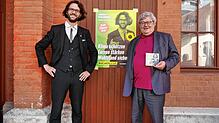 Gerne machte der Grüne Europa-Parlamentarier Reinhard Bütikofer (rechts) in Sigmaringen Werbung für seinen Parteikollegen, den Bewerber ...