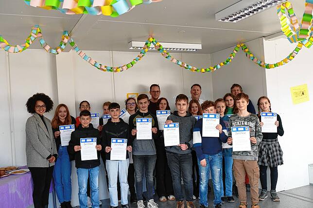 Neue Streitschlichter an der Schule Eigeltingen. 17 Schülerinnen und Schüler der Jahrgangsstufe 7 erhielten von Bürgermeister Alois ...